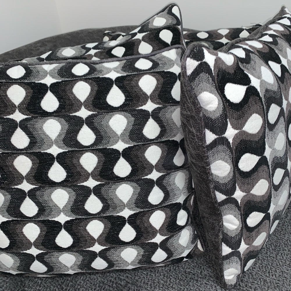 Pillows, like new, smoke free home, pet free home